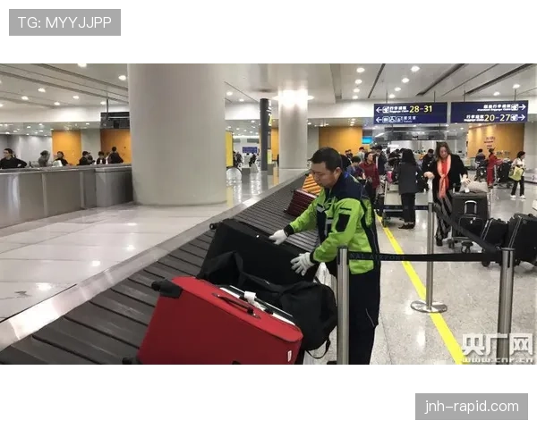 维纳斯今天又来机场秀贵妇范儿,行李箱都得专人推了吧? 维纳斯今天又来机场秀贵妇范儿,行李箱都得专人推了吧?